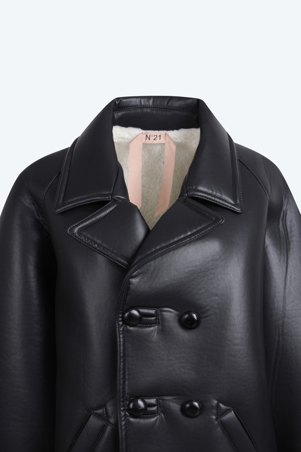 폭스 레더 코트는 클래식한 무드의 더블 코트입니다. 부드러운 촉감과 두꺼운 두께감으로 가을, 겨울철 따뜻하게 착용할 수 있습니다. 블랙 컬러에 무지 패턴으로 어떤 옷에도 잘 어울리며, 레귤러핏에 긴 소매 기장으로 제작되었습니다. 일상, 오피스룩, 모임룩 등 다양한 TPO에 활용하기 좋습니다. 도톰하고 폭신한 인조가죽 소재로 제작되어 고급스러운 분위기를 연출합니다.
