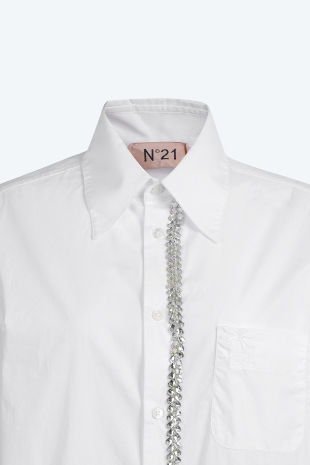 세련된 무드의 여성 주얼 라인 셔츠입니다. 차이나칼라 디자인에 레귤러핏으로 제작되어 단정하면서도 우아한 실루엣을 연출합니다. 부드러운 면 소재로 제작되어 봄, 여름 시즌에 시원하고 편안하게 착용할 수 있습니다. 화이트 색상에 무지 패턴으로 어떤 하의와도 쉽게 매치하여 클래식, 미니멀, 시크한 스타일을 연출할 수 있습니다. 데이트룩, 오피스룩, 모임룩 등 다양한 TPO에 활용하기 좋습니다.
