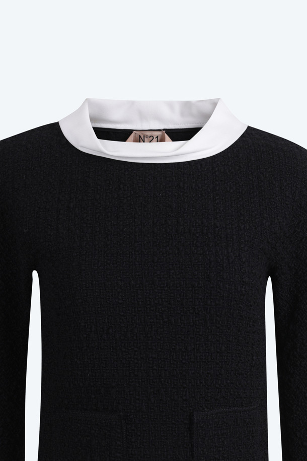 보트넥 블라우스는 여성 의류, 블라우스 상세 카테고리에 해당하는 상의입니다. 블랙과 화이트 두 가지 색상으로 출시되었으며, 일상, 데이트룩, 오피스룩 등 다양한 TPO에 활용하기 좋습니다. 미니멀, 클래식, 시크 스타일을 선호하는 분들께 추천하며, 봄, 가을 계절에 적합합니다. 크롭 기장의 긴소매 블라우스로, 보트넥 디자인과 화이트 넥 라인 배색이 특징입니다. 
