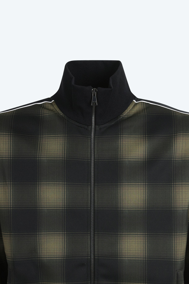 체크 패턴 집업 스웻 (Unisex)는 남녀 모두 착용 가능한 유니섹스 제품입니다. 봄, 가을에 적합하며, 블랙, 베이지 두 가지 색상으로 출시되었습니다. 면 소재로 제작되어 편안한 착용감을 선사하며, 캐주얼 및 스포티 스타일에 적합합니다. 레귤러 핏과 긴 소매 기장, 집업 네크라인으로 디자인되었으며, 체크 패턴이 돋보이는 것이 특징입니다. 일상에서 스타일리시하게 연출할 수 있는 아이템입니다.
