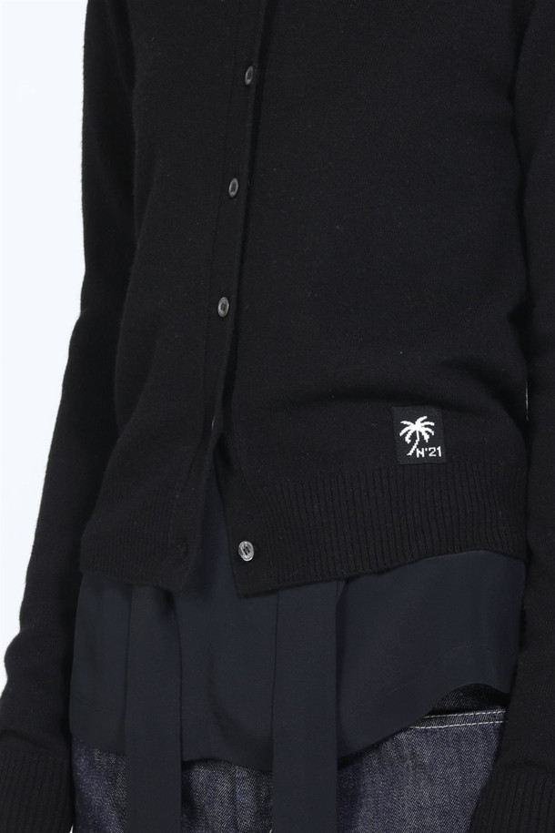 세련된 여성의 가을, 겨울 스타일을 완성할 크리스탈 울 가디건입니다. 부드러운 울 소재로 제작되어 포근하고 편안한 착용감을 선사하며, 라운드넥과 레귤러핏 디자인으로 어떤 스타일에도 쉽게 매치할 수 있습니다. 블랙과 다크그레이 두 가지 색상으로 출시되어 데일리룩부터 오피스룩, 모임룩까지 폭넓게 활용 가능합니다. 특히 크리스탈 장식 버튼과 N21 로고 패치, 골지 니트 트리밍 디테일이 고급스러운 분위기를 더합니다. 긴소매와 두꺼운 두께감으로 따뜻함을 유지하면서 클래식하고 우아한 스타일을 연출해보세요.
