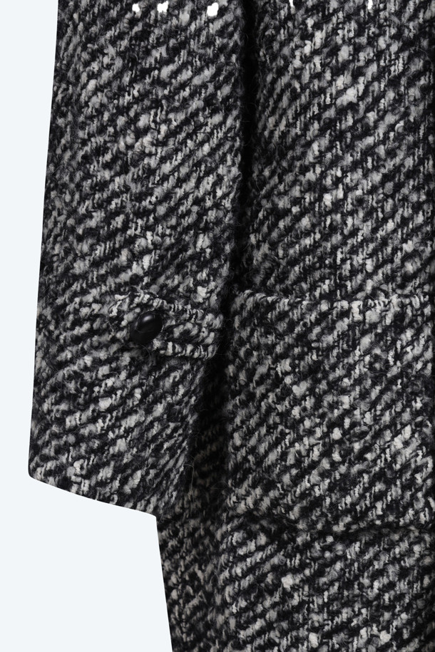 세련된 스타일을 완성하는 멜란지 오버 코트입니다. 가을, 겨울 시즌에 어울리는 울과 폴리에스터 혼방 소재로 제작되어 따뜻함과 고급스러운 분위기를 선사합니다. 톤 다운된 그레이와 블랙 컬러는 어떤 룩에도 쉽게 매치할 수 있으며, 더블 버튼 여밈과 롱 기장이 클래식한 무드를 더합니다. 코쿤핏 디자인으로 편안한 착용감을 제공하며, 출근룩, 오피스룩, 데일리룩 등 다양한 TPO에 활용하기 좋습니다. 미니멀하고 시크한 스타일을 즐기는 분들께 추천합니다.
