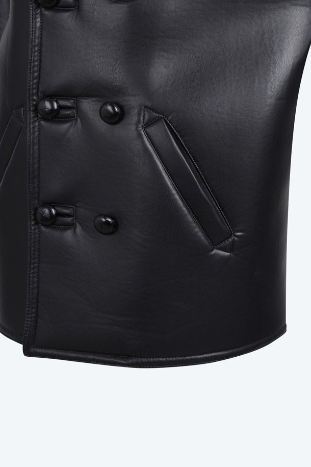 폭스 레더 코트는 클래식한 무드의 더블 코트입니다. 부드러운 촉감과 두꺼운 두께감으로 가을, 겨울철 따뜻하게 착용할 수 있습니다. 블랙 컬러에 무지 패턴으로 어떤 옷에도 잘 어울리며, 레귤러핏에 긴 소매 기장으로 제작되었습니다. 일상, 오피스룩, 모임룩 등 다양한 TPO에 활용하기 좋습니다. 도톰하고 폭신한 인조가죽 소재로 제작되어 고급스러운 분위기를 연출합니다.
