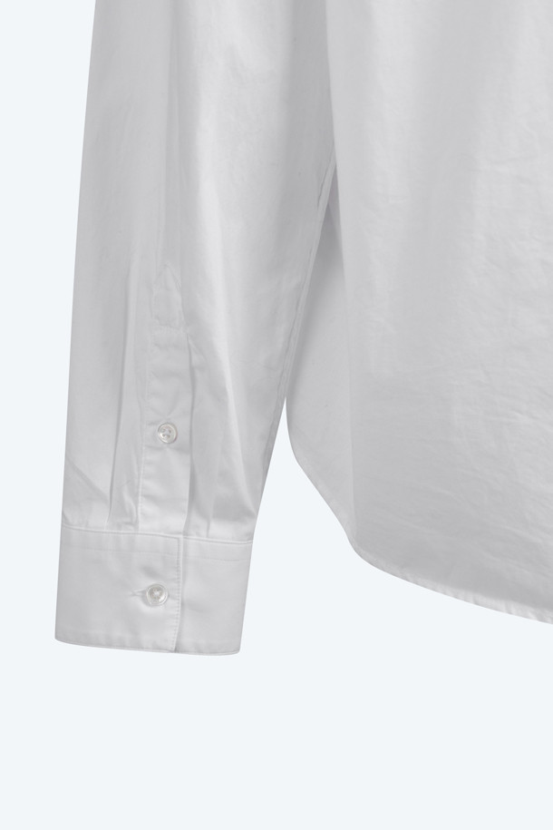 세련된 무드의 여성 주얼 라인 셔츠입니다. 차이나칼라 디자인에 레귤러핏으로 제작되어 단정하면서도 우아한 실루엣을 연출합니다. 부드러운 면 소재로 제작되어 봄, 여름 시즌에 시원하고 편안하게 착용할 수 있습니다. 화이트 색상에 무지 패턴으로 어떤 하의와도 쉽게 매치하여 클래식, 미니멀, 시크한 스타일을 연출할 수 있습니다. 데이트룩, 오피스룩, 모임룩 등 다양한 TPO에 활용하기 좋습니다.
