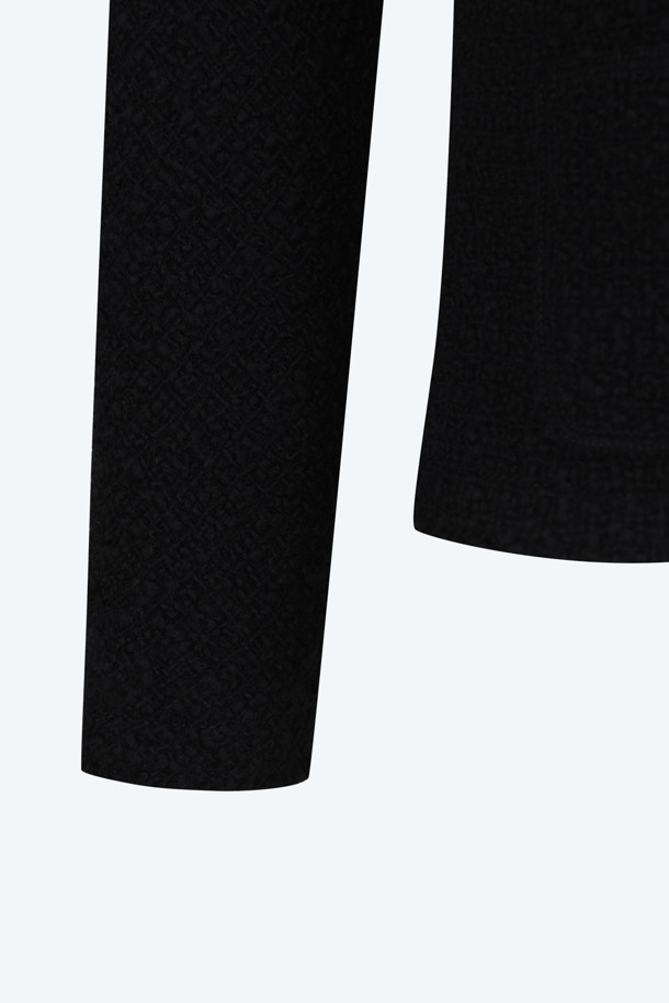 보트넥 블라우스는 여성 의류, 블라우스 상세 카테고리에 해당하는 상의입니다. 블랙과 화이트 두 가지 색상으로 출시되었으며, 일상, 데이트룩, 오피스룩 등 다양한 TPO에 활용하기 좋습니다. 미니멀, 클래식, 시크 스타일을 선호하는 분들께 추천하며, 봄, 가을 계절에 적합합니다. 크롭 기장의 긴소매 블라우스로, 보트넥 디자인과 화이트 넥 라인 배색이 특징입니다. 
