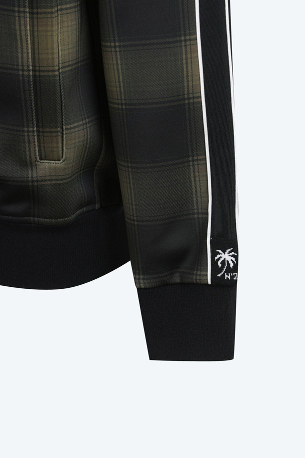 체크 패턴 집업 스웻 (Unisex)는 남녀 모두 착용 가능한 유니섹스 제품입니다. 봄, 가을에 적합하며, 블랙, 베이지 두 가지 색상으로 출시되었습니다. 면 소재로 제작되어 편안한 착용감을 선사하며, 캐주얼 및 스포티 스타일에 적합합니다. 레귤러 핏과 긴 소매 기장, 집업 네크라인으로 디자인되었으며, 체크 패턴이 돋보이는 것이 특징입니다. 일상에서 스타일리시하게 연출할 수 있는 아이템입니다.
