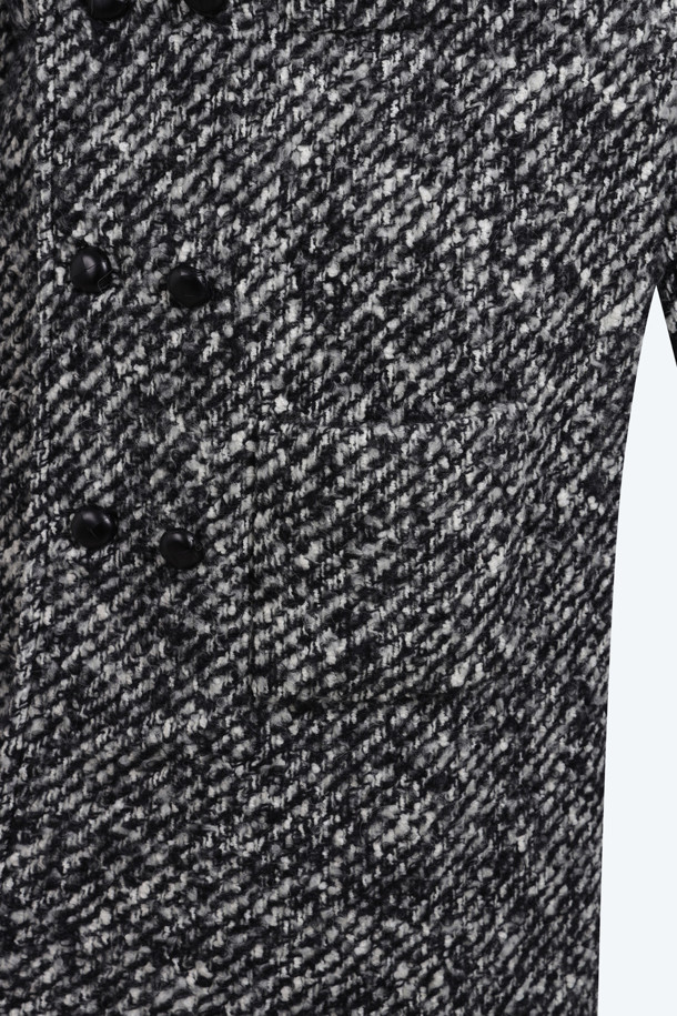 세련된 스타일을 완성하는 멜란지 오버 코트입니다. 가을, 겨울 시즌에 어울리는 울과 폴리에스터 혼방 소재로 제작되어 따뜻함과 고급스러운 분위기를 선사합니다. 톤 다운된 그레이와 블랙 컬러는 어떤 룩에도 쉽게 매치할 수 있으며, 더블 버튼 여밈과 롱 기장이 클래식한 무드를 더합니다. 코쿤핏 디자인으로 편안한 착용감을 제공하며, 출근룩, 오피스룩, 데일리룩 등 다양한 TPO에 활용하기 좋습니다. 미니멀하고 시크한 스타일을 즐기는 분들께 추천합니다.
