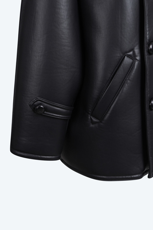 폭스 레더 코트는 클래식한 무드의 더블 코트입니다. 부드러운 촉감과 두꺼운 두께감으로 가을, 겨울철 따뜻하게 착용할 수 있습니다. 블랙 컬러에 무지 패턴으로 어떤 옷에도 잘 어울리며, 레귤러핏에 긴 소매 기장으로 제작되었습니다. 일상, 오피스룩, 모임룩 등 다양한 TPO에 활용하기 좋습니다. 도톰하고 폭신한 인조가죽 소재로 제작되어 고급스러운 분위기를 연출합니다.
