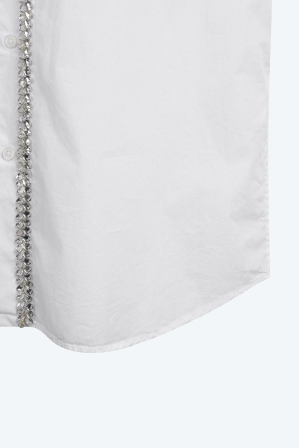 세련된 무드의 여성 주얼 라인 셔츠입니다. 차이나칼라 디자인에 레귤러핏으로 제작되어 단정하면서도 우아한 실루엣을 연출합니다. 부드러운 면 소재로 제작되어 봄, 여름 시즌에 시원하고 편안하게 착용할 수 있습니다. 화이트 색상에 무지 패턴으로 어떤 하의와도 쉽게 매치하여 클래식, 미니멀, 시크한 스타일을 연출할 수 있습니다. 데이트룩, 오피스룩, 모임룩 등 다양한 TPO에 활용하기 좋습니다.
