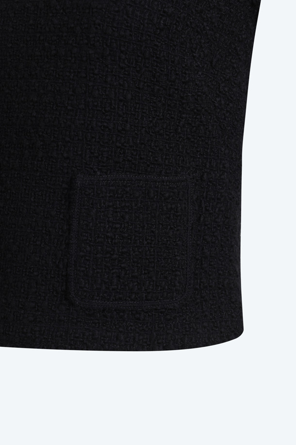 보트넥 블라우스는 여성 의류, 블라우스 상세 카테고리에 해당하는 상의입니다. 블랙과 화이트 두 가지 색상으로 출시되었으며, 일상, 데이트룩, 오피스룩 등 다양한 TPO에 활용하기 좋습니다. 미니멀, 클래식, 시크 스타일을 선호하는 분들께 추천하며, 봄, 가을 계절에 적합합니다. 크롭 기장의 긴소매 블라우스로, 보트넥 디자인과 화이트 넥 라인 배색이 특징입니다. 
