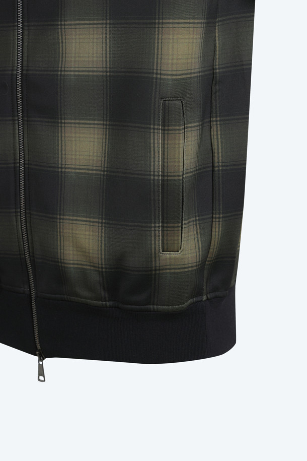 체크 패턴 집업 스웻 (Unisex)는 남녀 모두 착용 가능한 유니섹스 제품입니다. 봄, 가을에 적합하며, 블랙, 베이지 두 가지 색상으로 출시되었습니다. 면 소재로 제작되어 편안한 착용감을 선사하며, 캐주얼 및 스포티 스타일에 적합합니다. 레귤러 핏과 긴 소매 기장, 집업 네크라인으로 디자인되었으며, 체크 패턴이 돋보이는 것이 특징입니다. 일상에서 스타일리시하게 연출할 수 있는 아이템입니다.
