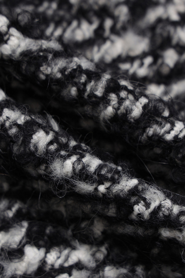 세련된 스타일을 완성하는 멜란지 오버 코트입니다. 가을, 겨울 시즌에 어울리는 울과 폴리에스터 혼방 소재로 제작되어 따뜻함과 고급스러운 분위기를 선사합니다. 톤 다운된 그레이와 블랙 컬러는 어떤 룩에도 쉽게 매치할 수 있으며, 더블 버튼 여밈과 롱 기장이 클래식한 무드를 더합니다. 코쿤핏 디자인으로 편안한 착용감을 제공하며, 출근룩, 오피스룩, 데일리룩 등 다양한 TPO에 활용하기 좋습니다. 미니멀하고 시크한 스타일을 즐기는 분들께 추천합니다.
