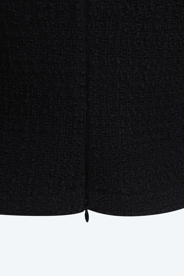 보트넥 블라우스는 여성 의류, 블라우스 상세 카테고리에 해당하는 상의입니다. 블랙과 화이트 두 가지 색상으로 출시되었으며, 일상, 데이트룩, 오피스룩 등 다양한 TPO에 활용하기 좋습니다. 미니멀, 클래식, 시크 스타일을 선호하는 분들께 추천하며, 봄, 가을 계절에 적합합니다. 크롭 기장의 긴소매 블라우스로, 보트넥 디자인과 화이트 넥 라인 배색이 특징입니다. 
