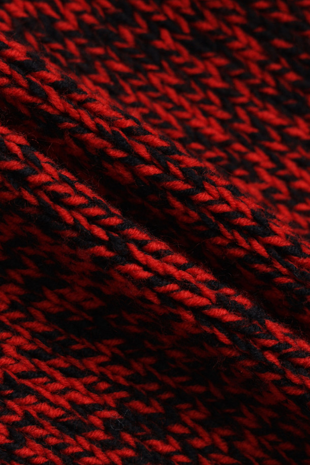 레드 멜란지 니트 탑은 여성 의류로, 봄과 가을에 착용하기 적합합니다. 베이직 스타일의 레귤러 핏으로, 라운드 숄더 디테일이 특징이며, 크루넥 디자인입니다. 레드와 블랙 컬러로 제공되며, 일상복으로 활용하기 좋습니다. 우븐과 아크릴 소재의 혼방으로 제작되었으며, 반소매 기장의 멜란지 패턴 니트/스웨터입니다.
