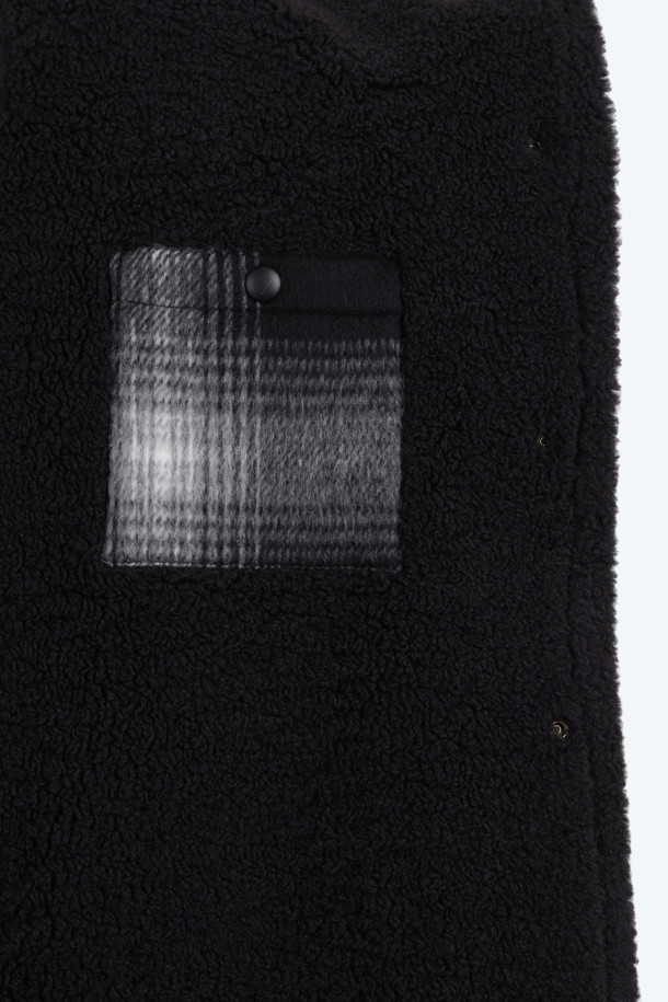 세련된 체크 패턴이 돋보이는 유니섹스 점퍼입니다. 울과 아크릴 혼방 소재로 제작되어 가을, 겨울 시즌에 따뜻하게 착용할 수 있습니다. 오버핏 디자인과 두꺼운 두께감으로 편안하면서도 트렌디한 무드를 연출하며, 일상, 모임, 쇼핑 등 다양한 TPO(Time, Place, Occasion)에 활용하기 좋습니다. 블랙과 그레이 두 가지 컬러로 출시되어 캐주얼, 클래식, 미니멀 등 어떤 스타일에도 잘 어울립니다. 스냅 버튼 여밈과 긴 소매 기장으로 실용성을 더했습니다.
