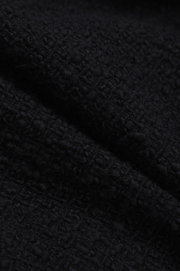 보트넥 블라우스는 여성 의류, 블라우스 상세 카테고리에 해당하는 상의입니다. 블랙과 화이트 두 가지 색상으로 출시되었으며, 일상, 데이트룩, 오피스룩 등 다양한 TPO에 활용하기 좋습니다. 미니멀, 클래식, 시크 스타일을 선호하는 분들께 추천하며, 봄, 가을 계절에 적합합니다. 크롭 기장의 긴소매 블라우스로, 보트넥 디자인과 화이트 넥 라인 배색이 특징입니다. 
