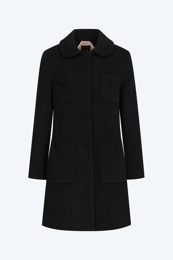 세련된 여성 우븐 울 숏 코트입니다. 가을과 겨울 시즌을 위한 필수 아이템으로, 모던하면서도 클래식한 스타일을 연출합니다. 부드러운 울 소재로 제작되어 따뜻하고 편안한 착용감을 선사하며, 숏 기장과 레귤러핏으로 어떤 룩에도 잘 어울립니다. 블랙과 핑크 두 가지 컬러로 제공되며, 라운드 칼라와 양쪽 포켓 디테일이 특징입니다. 출근룩, 오피스룩, 겨울 데일리룩 등 다양한 TPO에 활용 가능한 시크하고 미니멀한 스타일의 코트입니다.
