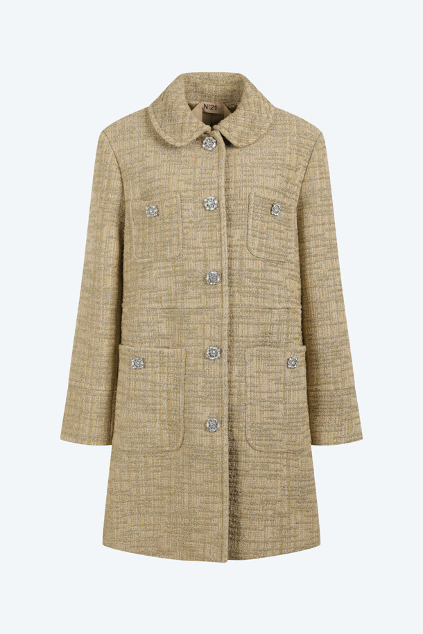 세련된 분위기를 연출하는 골드 우븐 코트입니다. 여성스러운 라운드 칼라 디자인과 싱글 버튼 여밈으로 깔끔한 실루엣을 완성합니다. 얇은 우븐 소재와 골드 원사의 은은한 광택이 고급스러움을 더하며, 양쪽 포켓과 주얼 장식이 돋보입니다. 봄, 가을 시즌 데이트룩, 모임룩, 카페룩 등 다양한 TPO에 활용 가능하며, 클래식, 미니멀, 시크 스타일을 즐겨 입는 분들께 추천합니다. 레귤러핏으로 편안하게 착용 가능하며, 숏 기장과 긴 소매가 세련된 밸런스를 선사합니다.
