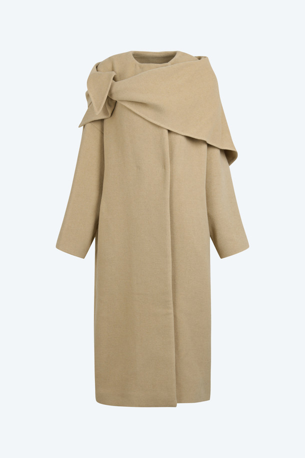 세련된 겨울 스타일을 완성하는 머플러 롱 코트입니다. 여성스러운 미니멀 무드를 연출하며, 가을과 겨울 시즌에 따뜻함과 스타일을 동시에 선사합니다. 탈부착 가능한 머플러가 있어 다양한 스타일링이 가능하며, 블랙과 베이지 두 가지 색상으로 만나볼 수 있습니다. 레귤러핏으로 편안하게 착용 가능하며, 롱 코트 디자인이 엘레강스한 분위기를 더합니다. 겨울 데일리룩, 오피스룩, 모임룩 등 다양한 TPO에 맞춰 클래식하고 시크한 스타일을 연출해보세요.
