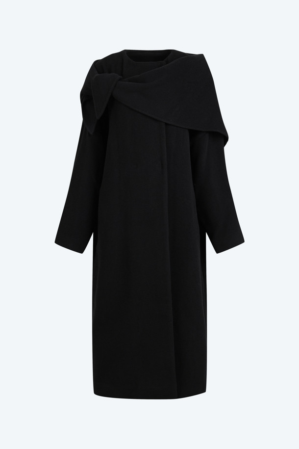 가을, 겨울 시즌을 위한 여성용 머플러 롱 코트입니다. 블랙과 베이지 두 가지 색상으로 출시되어, 어떤 스타일에도 쉽게 매치할 수 있습니다. 탈부착 가능한 머플러가 있어 클래식하고 엘레강스한 분위기를 연출하며, 필요에 따라 다양한 스타일로 활용 가능합니다. 롱 기장의 레귤러핏으로 제작되어 편안하면서도 시크한 매력을 더합니다. 겨울 데일리룩, 모임룩, 오피스룩 등 TPO에 구애받지 않고 폭넓게 활용할 수 있는 머플러 롱 코트입니다.
