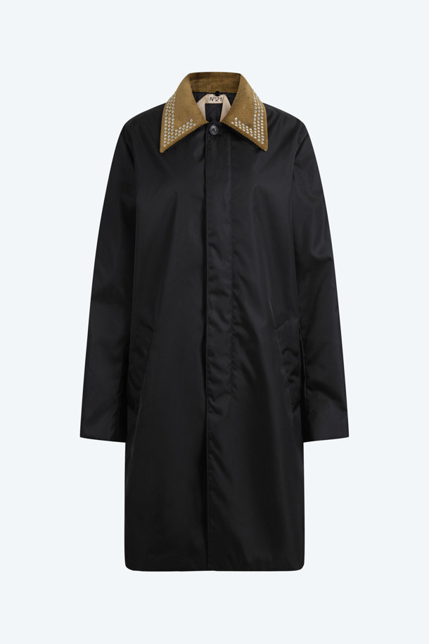 블랙 컬러의 여성용 카라 핫픽스 코트입니다. 봄, 가을에 어울리는 얇은 두께의 코듀로이 소재로 제작되었으며, 미니멀하고 클래식한 스타일을 연출합니다. 레귤러 핏과 싱글 버튼 여밈으로 깔끔한 실루엣을 선사하며, 핫픽스 장식과 카라 포인트가 특징입니다. 데이트룩, 오피스룩, 모임룩 등 다양한 TPO에 맞춰 클래식, 미니멀, 시크한 스타일을 완성해 보세요. 레귤러 기장의 긴소매 디자인입니다.
