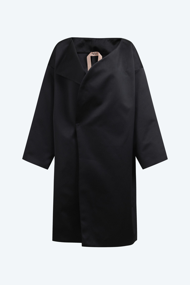 부드러운 촉감의 블랙 새틴 소재로 제작된 오버핏 오버 코트입니다. 미니멀하고 베이직한 디자인으로, 가을과 겨울철 데일리룩과 오피스룩에 모두 잘 어울립니다. 중간 두께감과 긴 소매 기장으로 보온성을 높였으며, 히든 버튼 여밈 방식이 깔끔한 실루엣을 연출합니다. 오버사이즈 핏으로 편안하면서도 세련된 스타일을 완성합니다. 클래식한 무드를 더해주는 필수 아이템입니다.
