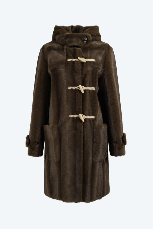 부드러운 인조 퍼 소재로 포근함을 더한 에코 퍼 더플 코트입니다. 클래식한 무드의 브라운 컬러에 롱 기장과 루즈핏으로 편안한 착용감을 선사합니다. 겨울철 보온성을 높여주는 두꺼운 두께감과 토글 버튼 디테일이 돋보이며, 긴 소매 디자인으로 따뜻하게 연출할 수 있습니다. 출근룩과 모임룩, 클래식, 미니멀, 캐주얼 등 다양한 스타일과 TPO에 활용 가능합니다.
