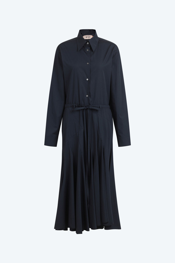 네이비 컬러의 우븐 드레스입니다. 셔츠 칼라와 긴소매, 셔츠 스타일 디테일이 돋보이는 디자인으로 클래식하고 세련된 무드를 연출합니다. A라인 실루엣과 맥시 기장으로 우아함을 더하며, 레귤러핏으로 편안하게 착용 가능합니다. 오피스룩, 모임룩, 데이트룩 등 다양한 TPO에 활용할 수 있으며, 미니멀하고 시크한 스타일을 선호하는 여성분들께 추천합니다.
