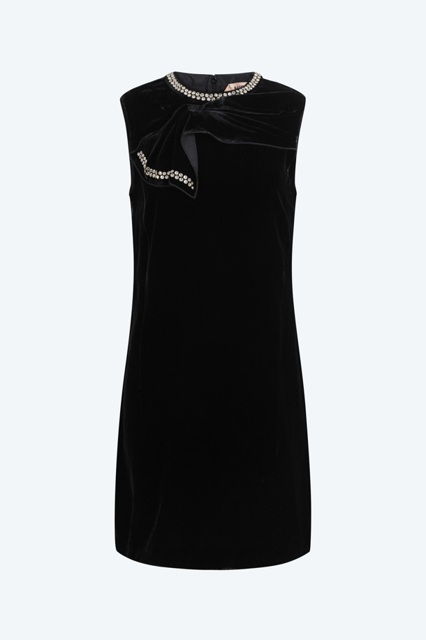 세련된 무드의 벨벳 미니 드레스입니다. 블랙 컬러의 부드러운 벨벳 소재로 제작되어 고급스러운 분위기를 자아냅니다. 라운드넥과 민소매 디자인으로 여성스러운 실루엣을 강조하며, 넥 라인의 핫픽스 디테일이 은은한 포인트를 더합니다. 슬림핏으로 날씬해 보이는 효과를 주며, 가을, 겨울 시즌 파티룩이나 연말 모임룩, 데이트룩으로 활용하기 좋습니다. 클래식, 미니멀, 시크 스타일을 선호하는 여성분들께 추천합니다.
