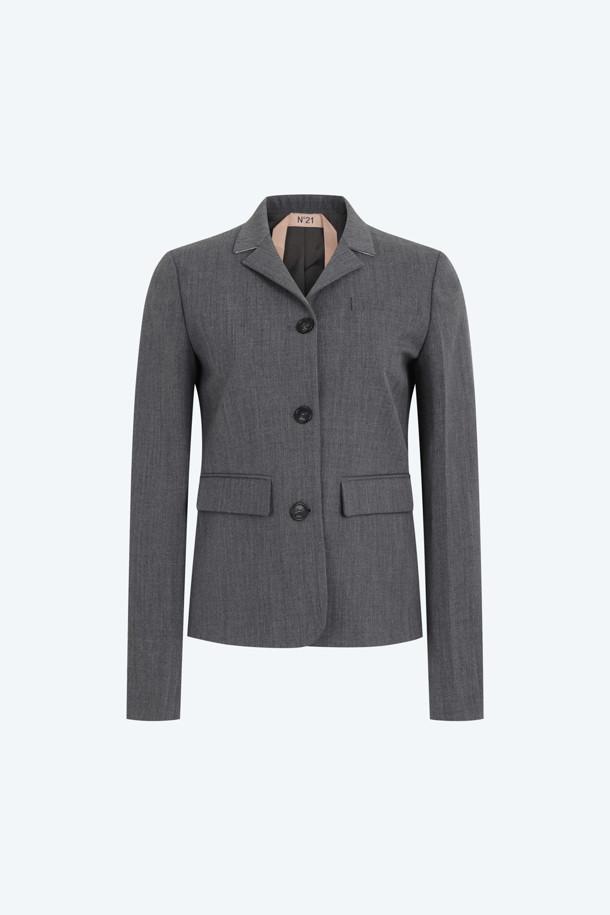 세련된 무드의 우븐 쁘띠 재킷입니다. 부드러운 촉감의 울 소재로 제작되었으며, 봄, 가을 시즌에 착용하기 좋습니다. 블랙과 그레이 두 가지 컬러로 출시되어, 모던하고 미니멀한 스타일을 연출합니다. 테일러드 코트 타입에 크롭 기장과 레귤러핏으로, 출근룩, 오피스룩, 모임룩 등 다양한 TPO에 활용 가능합니다. 버튼 여밈 방식에 긴 소매 디자인으로 클래식, 미니멀, 시크한 스타일을 완성해 보세요.
