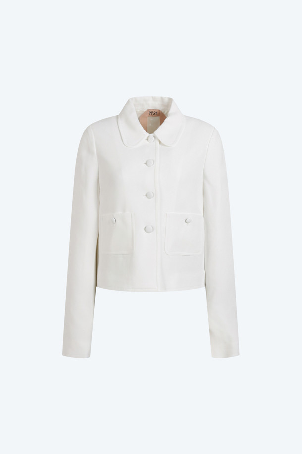 아이보리 컬러의 우븐 쁘띠 재킷입니다. 부드러운 비스코스 소재로 제작되어 얇고 찰랑거리는 착용감을 선사합니다. 레귤러핏으로 제작되었으며, 숏 기장에 버튼 여밈 방식으로 디자인되었습니다. 우아하고 미니멀한 스타일로 데이트룩, 카페룩, 모임룩 등 다양한 TPO에 활용하기 좋습니다. 클래식하고 미니멀한 스타일을 연출하기에 적합합니다.
