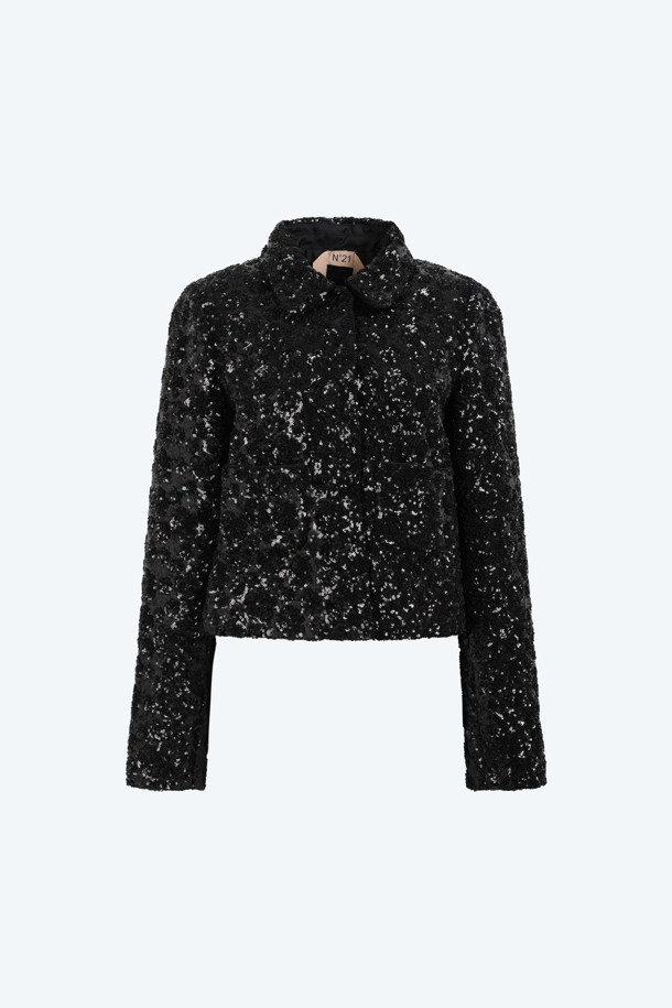 블랙 시퀸 쁘띠 재킷은 파티룩과 모임룩에 완벽한 아이템입니다. 엘레강스하면서도 화려한 스타일을 연출하며, 슬림핏 크롭 자켓 디자인으로 세련된 핏을 선사합니다. 봄, 가을 시즌에 적합하며, 오픈 스타일로 편안하게 착용할 수 있습니다. 긴 소매와 얇은 두께감의 시퀸 소재는 은은하게 빛나 특별한 날 당신을 돋보이게 합니다. 셋업으로 스타일링하여 클래식, 시크, 로맨틱 무드를 완성해보세요.
