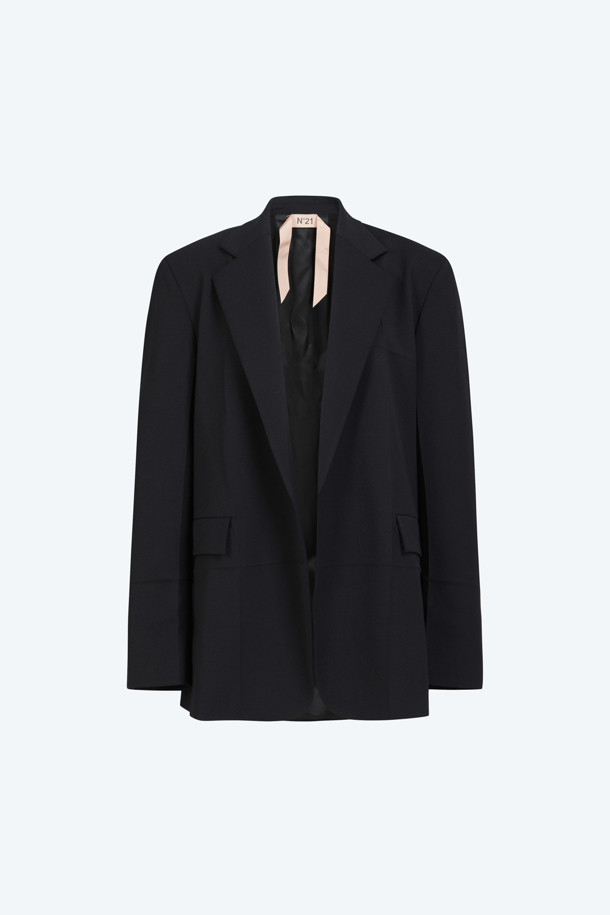 N21(엔투애니원)의 우븐 오픈 자켓입니다. 블랙과 그레이 컬러의 울 소재로 제작되었으며, 미니멀한 디자인과 스트라이프 패턴이 특징입니다. 오픈형 디자인으로, '오피스룩', '모임룩', '비즈니스 캐주얼' 등 다양한 TPO에 활용 가능합니다. '클래식', '미니멀', '시크' 스타일을 선호하는 고객에게 적합하며, 긴 소매 기장으로 제작되었습니다. N21 Pre Collection, N21 베스트셀링 제품입니다.
