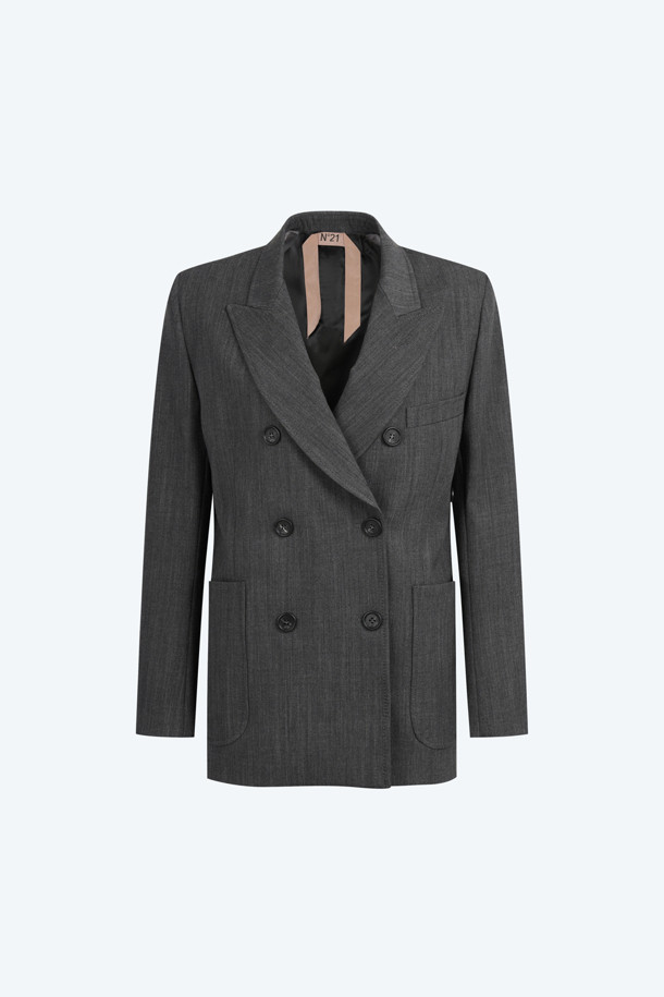 클래식한 무드의 우븐 더블 재킷입니다. 울 소재로 제작되어 고급스러운 느낌을 선사하며, 봄, 가을 시즌에 착용하기 좋습니다. 블랙과 그레이 두 가지 색상으로 출시되어, 오피스룩, 출근룩, 모임룩 등 다양한 TPO에 활용하기 좋습니다. 레귤러핏으로 편안하게 착용 가능하며, 미니멀하고 시크한 스타일을 연출하기에 적합합니다. 긴소매의 더블 버튼 디자인으로 세련된 느낌을 더했습니다.
