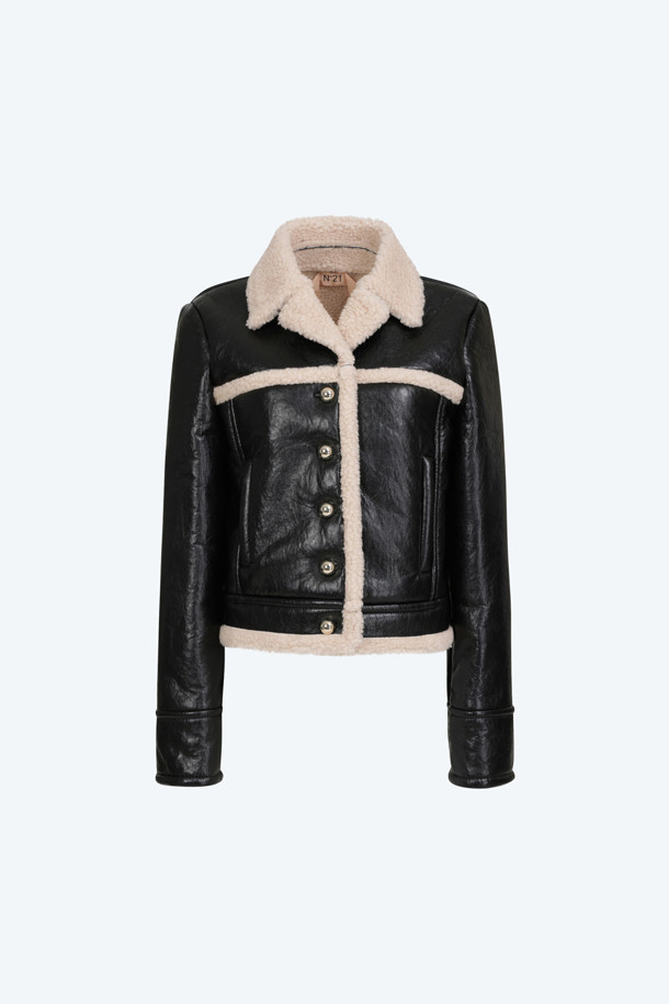 따뜻하고 포근한 겨울을 위한 필수템, 시어링 재킷입니다. 부드러운 인조 가죽 소재에 숏 기장으로 활동성을 높였으며, 안감과 칼라 부분에 시어링 디테일을 더해 보온성을 극대화했습니다. 블랙과 베이지 두 가지 컬러로 출시되어 어떤 스타일에도 쉽게 매치할 수 있습니다. 캐주얼, 미니멀, 클래식한 스타일을 즐겨 입는 여성분들께 추천하며, 겨울 데일리룩, 데이트룩, 쇼핑룩 등 다양한 TPO에 활용하기 좋습니다. 버튼 여밈 방식으로 간편하게 착용할 수 있습니다.
