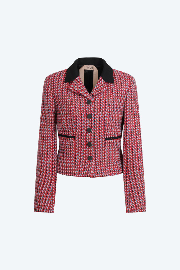 레드 체크 재킷은 울 소재로 제작되어 간절기에 착용하기 좋은 아우터입니다. 클래식, 캐주얼, 포멀한 스타일을 모두 아우르는 디자인으로, 데이트룩, 모임룩, 비즈니스 캐주얼에 활용하기 좋습니다. 크롭 기장에 긴 소매, 블랙 카라 디테일이 돋보이며, 체크 패턴이 경쾌한 느낌을 더합니다. 버튼 여밈 방식으로 편안하게 착용할 수 있으며, 미니멀하면서도 세련된 스타일을 연출합니다.
