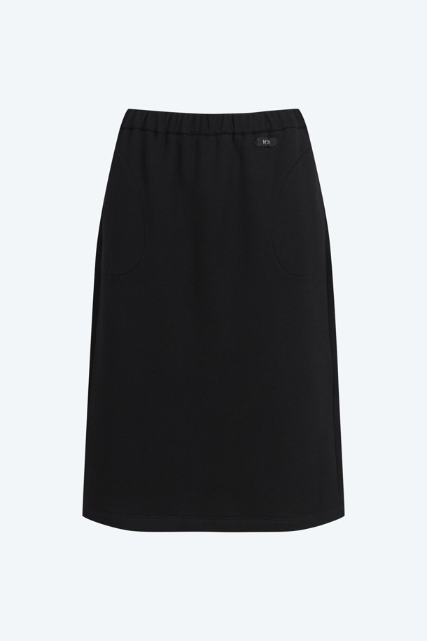 부드러운 면 소재로 제작되어 편안한 착용감을 선사하는 여성용 스웻 롱 스커트입니다. 캐주얼한 스타일로 봄, 가을, 겨울 일상복으로 활용하기 좋으며, 특히 동네 마실룩, 집콕룩, 겨울 데일리룩에 적합합니다. H라인 핏으로 떨어지는 롱 스커트 디자인에 블랙, 그레이 색상으로 무지 패턴을 더해 미니멀하고 클래식한 분위기를 연출합니다. 두께감 있는 원단으로 제작되어 따뜻함을 유지하며, 셋업으로도 활용 가능하여 더욱 다양한 스타일을 연출할 수 있습니다.
