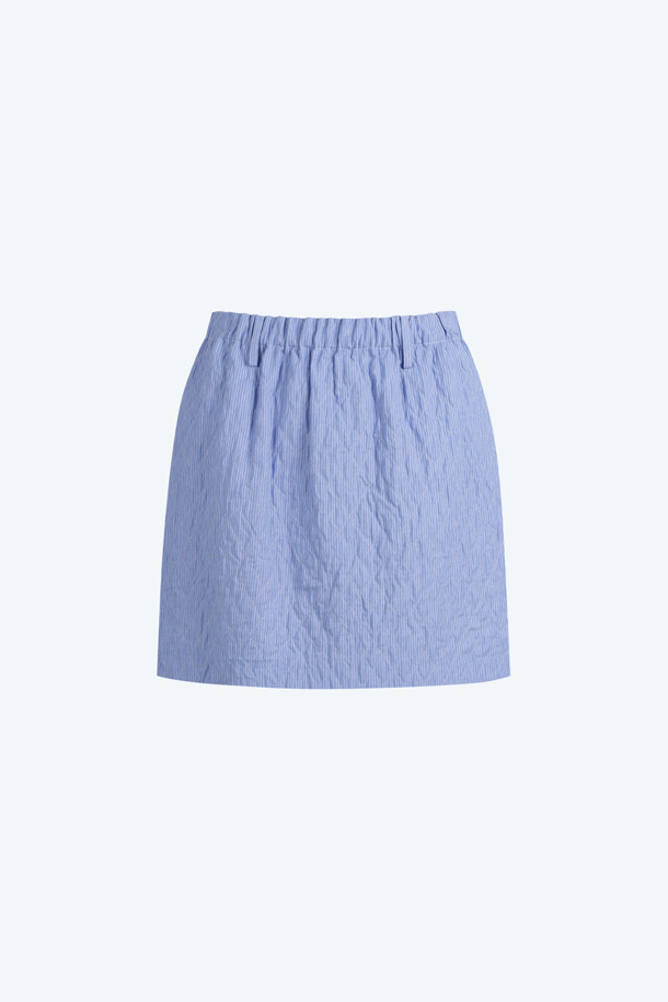 라이트블루 미니 스커트는 여성용 미니스커트로, 봄과 여름에 어울리는 아이템입니다. 면과 비스코스 혼방 소재로 제작되어 편안한 착용감을 선사하며, H라인 핏으로 다리 라인을 더욱 돋보이게 합니다. 무지 디자인의 라이트블루 컬러는 베이직하면서도 세련된 분위기를 연출합니다. 데이트룩, 카페룩, 봄 소풍룩 등 다양한 TPO에 활용 가능하며, 미니멀, 클래식, 캐주얼 스타일을 즐기는 분들께 추천합니다.
