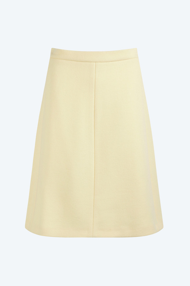 부드러운 울 소재로 제작되어 따뜻하고 포근한 파스텔 울 스커트입니다. 여성스러운 A라인 핏과 미니 기장으로 다리가 길어 보이는 효과를 선사하며, 무지 디자인으로 어떤 상의와도 쉽게 매치할 수 있습니다. 가을, 겨울 시즌에 어울리는 두꺼운 두께감으로 보온성을 높였으며, 데이트룩, 출근룩, 모임룩 등 다양한 TPO에 활용 가능합니다. 클래식, 미니멀, 걸리시 스타일을 모두 아우르는 활용도 높은 아이템으로, 부드러운 촉감이 특징입니다. 
