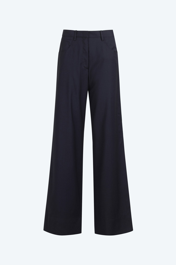 버진울 와이드 팬츠는 가을, 겨울 시즌에 어울리는 여성용 와이드 팬츠입니다. 네이비 컬러의 무지 디자인으로 미니멀하고 시크한 스타일을 연출하며, 데일리, 출근, 오피스룩으로 활용하기 좋습니다. 부드러운 촉감의 버진울 소재로 제작되어 고급스러운 실루엣을 선사하며, 히든 클로저 방식으로 깔끔하게 마감되었습니다. 루즈핏의 긴 기장으로 편안함과 스타일리시함을 동시에 잡았습니다.
