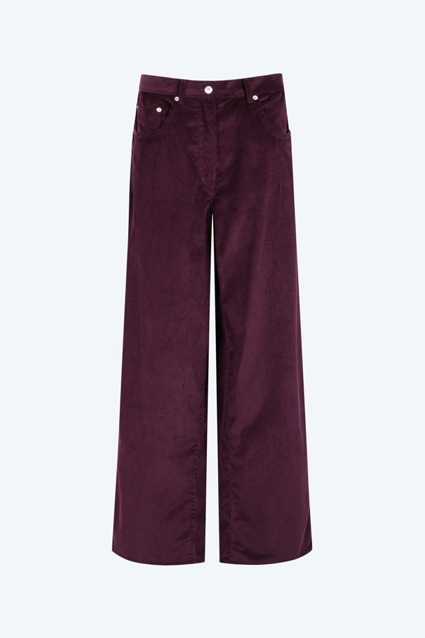 부드러운 촉감과 따뜻한 질감이 특징인 코듀로이 와이드 팬츠입니다. 가을, 겨울에 어울리는 두꺼운 두께감으로, 헤이즐넛과 플럼 두 가지 컬러로 만나보실 수 있습니다. 트렌디한 와이드핏 디자인에 무지 패턴으로 어떤 스타일에도 매치하기 용이합니다. 겨울 데일리룩, 카페룩, 쇼핑룩 등 다양한 TPO에 활용 가능하며, 클래식, 미니멀, 캐주얼 무드를 연출하기 좋습니다. 탄탄한 원단감으로 오랫동안 변함없이 즐겨 입을 수 있습니다.
