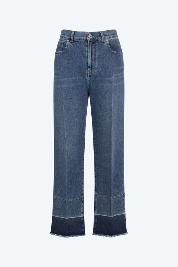 세련된 투톤 디자인이 돋보이는 여성용 슬림핏 데님 팬츠입니다. 봄, 여름, 가을 시즌에 활용하기 좋은 크롭 기장으로 다리가 길어 보이는 효과를 선사합니다. 캐주얼하고 모던한 스타일을 연출하며, 데이트룩이나 쇼핑룩에 잘 어울립니다. 밑단에 컬러 콤비네이션 포인트가 더해져 개성 있는 스타일을 완성합니다. 면과 데님 소재 혼방으로 편안한 착용감을 제공합니다.
