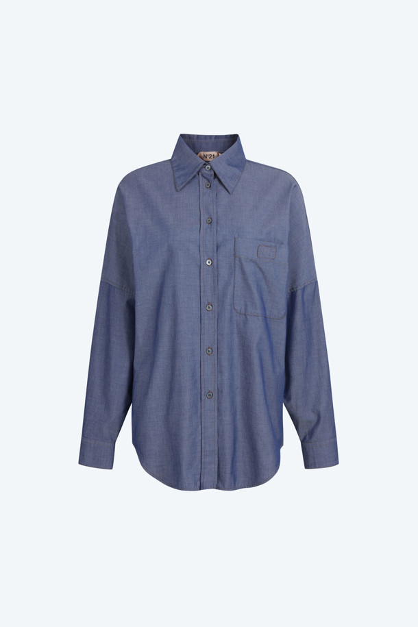 부드러운 샴브레이 소재의 여성 셔츠입니다. 데이트룩, 카페룩에 어울리며 미니멀, 캐주얼, 클래식 스타일을 연출할 수 있습니다. 여유 있는 오버핏으로 편안한 착용감을 선사하며, 포켓 디테일이 돋보입니다. 긴 소매 기장으로 다양한 스타일링이 가능하며, 아우터로도 활용할 수 있습니다. 무지 디자인으로 어떤 옷에도 매치하기 용이합니다.
