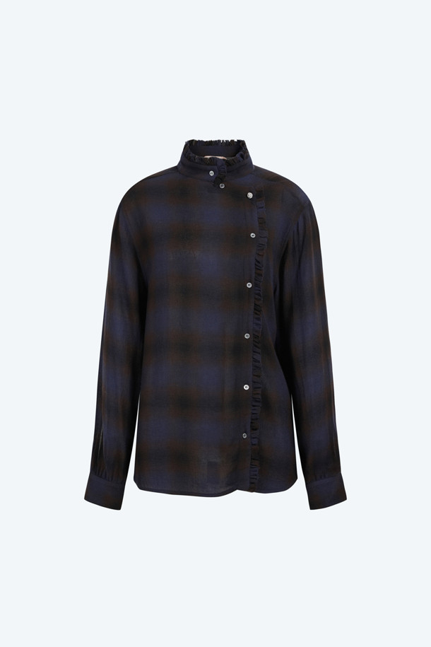 세련된 하이넥 체크 블라우스입니다. 울과 비스코스 혼방 소재로 제작되어 가을, 겨울 시즌에 따뜻하고 고급스러운 착용감을 선사합니다. 블랙과 네이비 두 가지 색상으로 출시되어, 어떤 스타일에도 쉽게 매치할 수 있습니다. 하이넥 프릴 디테일과 비대칭 버튼업 디자인이 클래식하면서도 엘레강스한 분위기를 자아냅니다. 레귤러 핏과 긴 소매 기장으로 오피스룩, 모임룩, 겨울 데일리룩 등 다양한 TPO에 활용하기 좋습니다.
