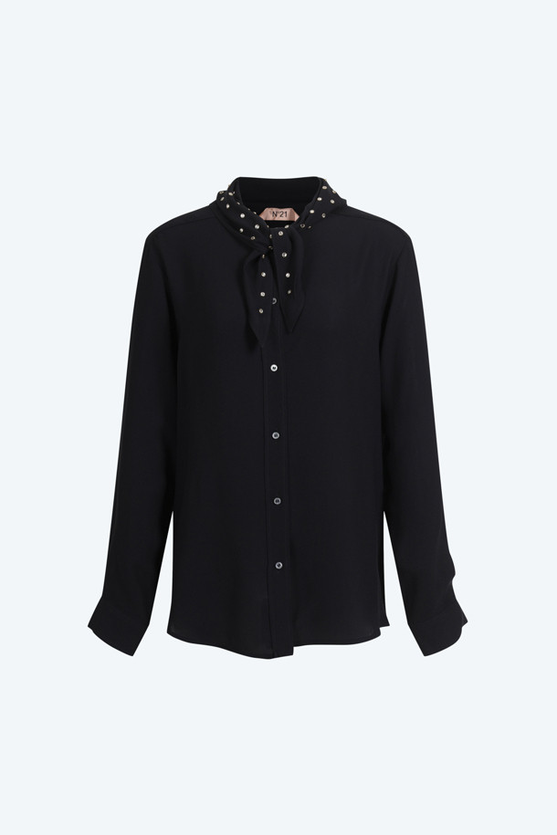 우아한 무드의 블랙 스카프 블라우스입니다. 넥 라인의 핫픽스 장식으로 고급스러움을 더했으며, 투웨이 연출이 가능하여 다양한 스타일을 연출할 수 있습니다. 봄, 가을에 적합하며, 레귤러 핏과 긴소매 디자인으로 편안하게 착용할 수 있습니다. 데이트룩, 오피스룩, 모임룩 등 다양한 TPO에 활용하여 클래식, 미니멀, 시크한 스타일을 연출해보세요. 무지 디자인으로 어떤 하의와도 잘 어울립니다.
