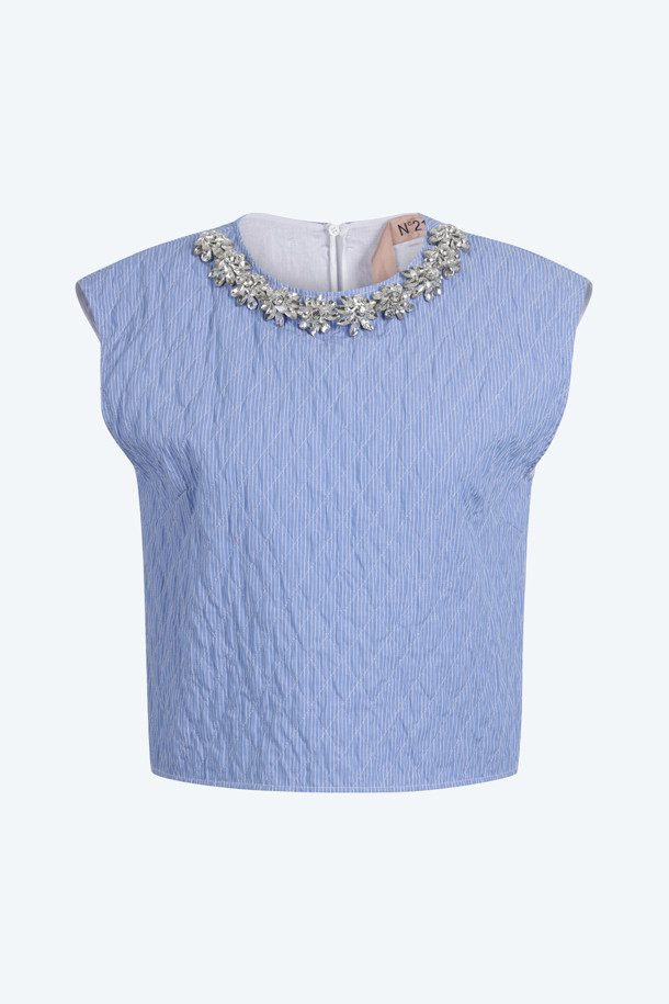 세련된 무드의 주얼 슬리브리스 블라우스입니다. 넥 라인에 주얼과 비즈 장식이 더해져 엘레강스한 분위기를 연출합니다. 블루 컬러의 무지 디자인으로 다양한 스타일링에 활용하기 좋으며, 데일리룩, 데이트룩, 모임룩에 모두 잘 어울립니다. 크롭 기장과 민소매 디자인으로 시원하고 여성스러운 느낌을 줍니다. 클래식, 미니멀, 로맨틱 스타일을 즐겨 입는 여성분들께 추천합니다.
