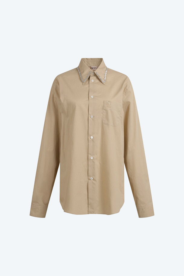 **주얼라인 셔츠**는 여성스러운 분위기를 연출하는 면 소재의 셔츠입니다. 베이직하면서도 클래식한 스타일로, 봄, 여름, 가을 시즌에 활용하기 좋습니다. 차이나칼라와 긴 소매, 레귤러핏으로 제작되었으며, 얇은 두께감으로 편안하게 착용할 수 있습니다. 주얼라인 디테일이 더해져 특별함을 더하며, 데이트룩, 카페룩, 오피스룩 등 다양한 TPO에 어울립니다. 미니멀하고 캐주얼한 스타일을 즐기는 분들께 추천합니다.
