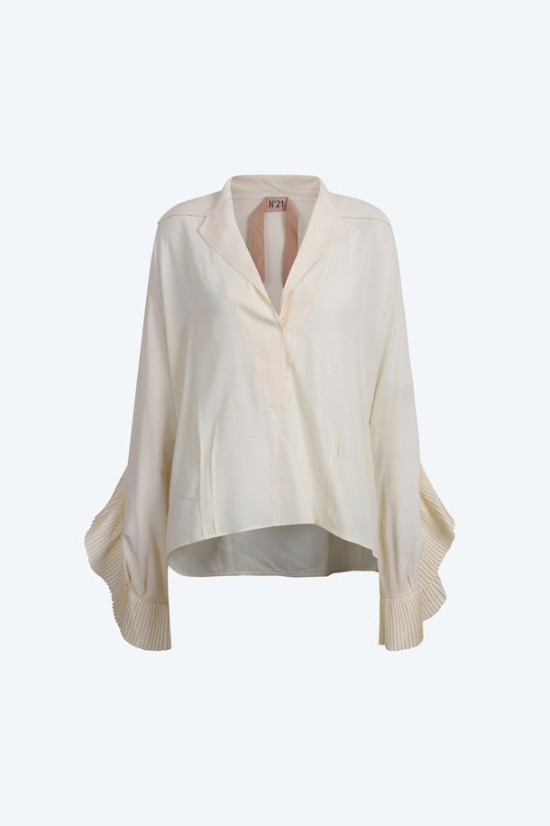 우아하고 페미닌한 무드의 아이보리 컬러 프릴 블라우스입니다. 실크 혼방 소재로 제작되어 부드러운 촉감을 선사하며, 브이넥 디자인과 크롭 기장으로 여성스러운 실루엣을 강조합니다. 긴 소매와 프릴 디테일이 특징이며, 데이트룩, 카페룩, 모임룩 등 다양한 TPO에 활용하기 좋습니다. 클래식, 미니멀, 로맨틱 스타일을 즐겨 입는 여성분들께 추천하는 제품입니다. 봄, 여름 시즌에 잘 어울리는 아이템입니다.
