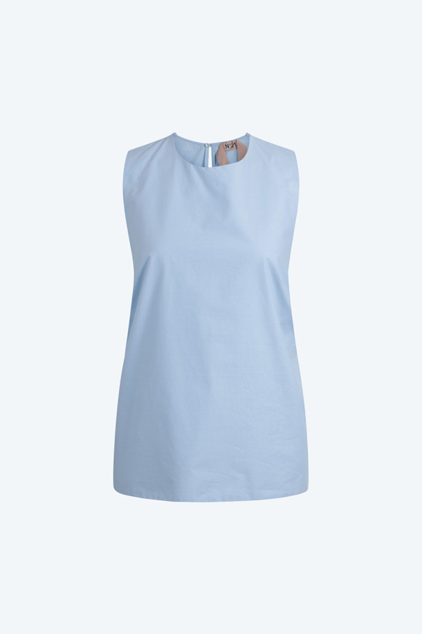 **코튼 슬리브리스 셔츠**

부드러운 면 소재로 제작되어 여름철 시원하게 착용하기 좋은 코튼 슬리브리스 셔츠입니다. 라운드넥 디자인에 레귤러핏으로, 여성스러운 실루엣을 연출합니다. 화이트, 스카이블루, 블랙 세 가지 컬러로 출시되어 다양한 스타일에 매치하기 용이합니다. 앞, 뒤 리본 디테일로 페미닌한 무드를 더하여 데이트룩, 카페룩, 여행룩 등 다양한 TPO에 활용 가능합니다. 미니멀, 클래식, 로맨틱 스타일을 즐기는 분들께 추천합니다.
