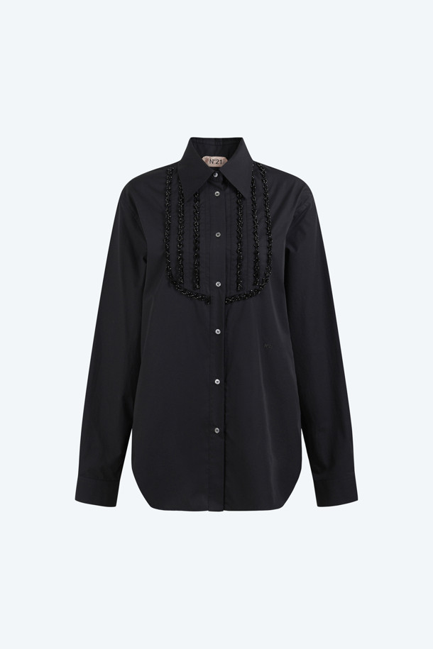 세련된 여성의 스타일을 완성해 줄 코튼 프릴 블라우스입니다. 부드러운 면 소재로 제작되어 편안한 착용감을 선사하며, 봄, 여름 시즌에 적합한 얇은 두께감으로 시원하게 즐길 수 있습니다. 블랙 색상에 라운드넥과 긴 소매, 레귤러핏으로 디자인되어 페미닌한 무드를 연출합니다. 프릴 디테일이 돋보이는 이 블라우스는 데이트룩, 모임룩 등 다양한 TPO에 활용 가능하며, 클래식, 미니멀, 로맨틱 스타일을 즐기는 분들께 추천합니다.
